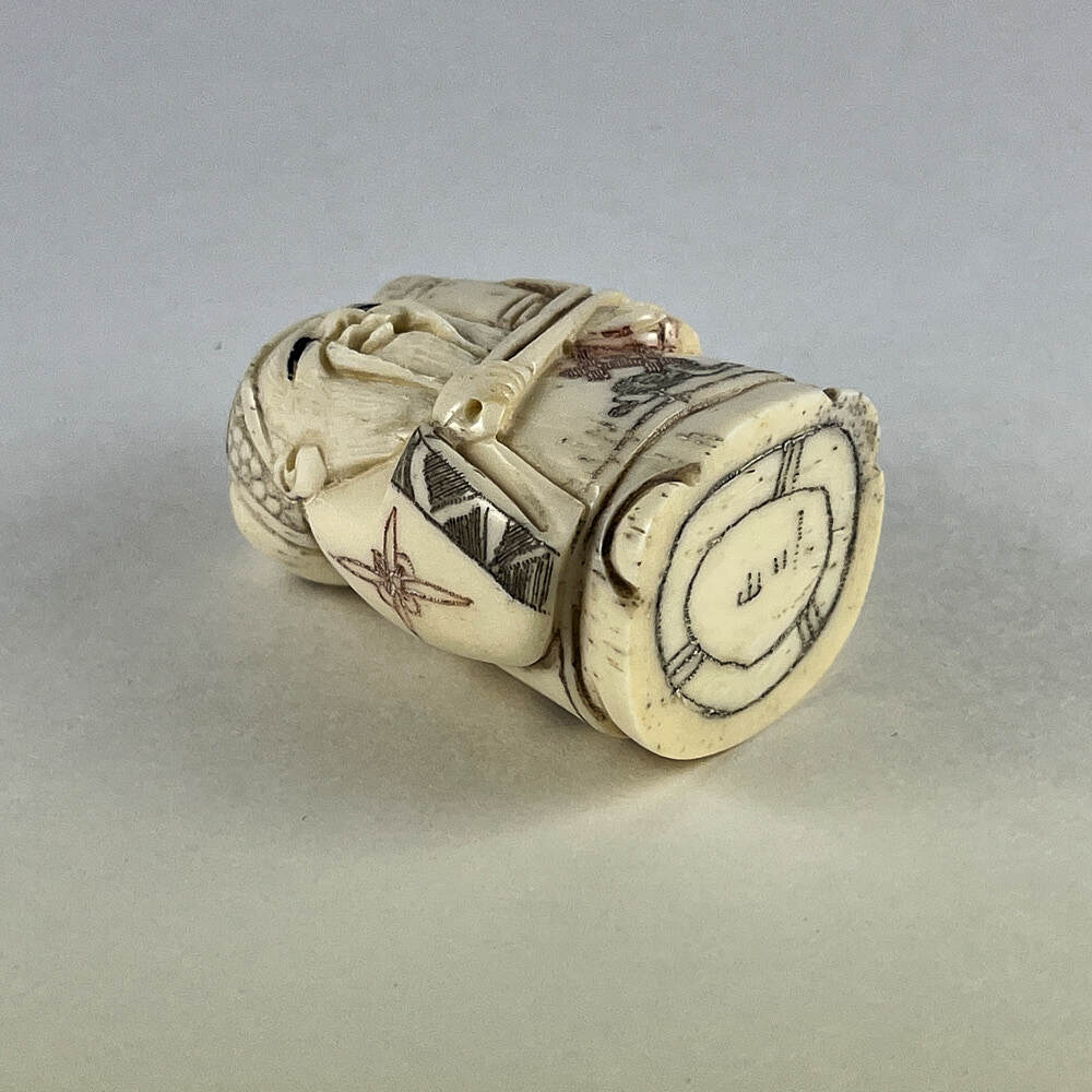 Статуэтка нэцкэ Фукурокудзю с волшебным инструментом