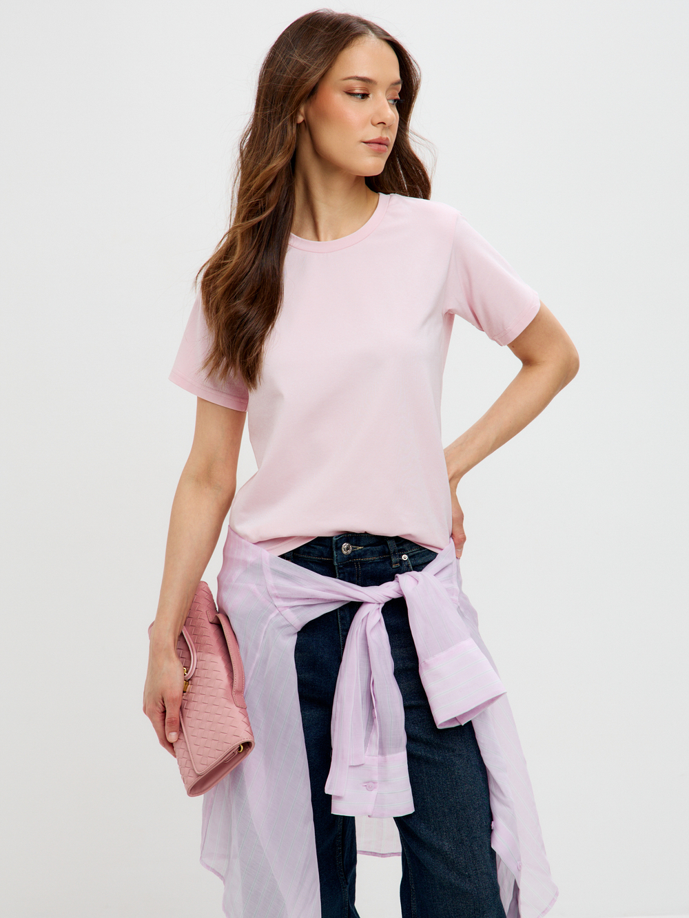 Классическая базовая футболка полуприлегающего силуэта