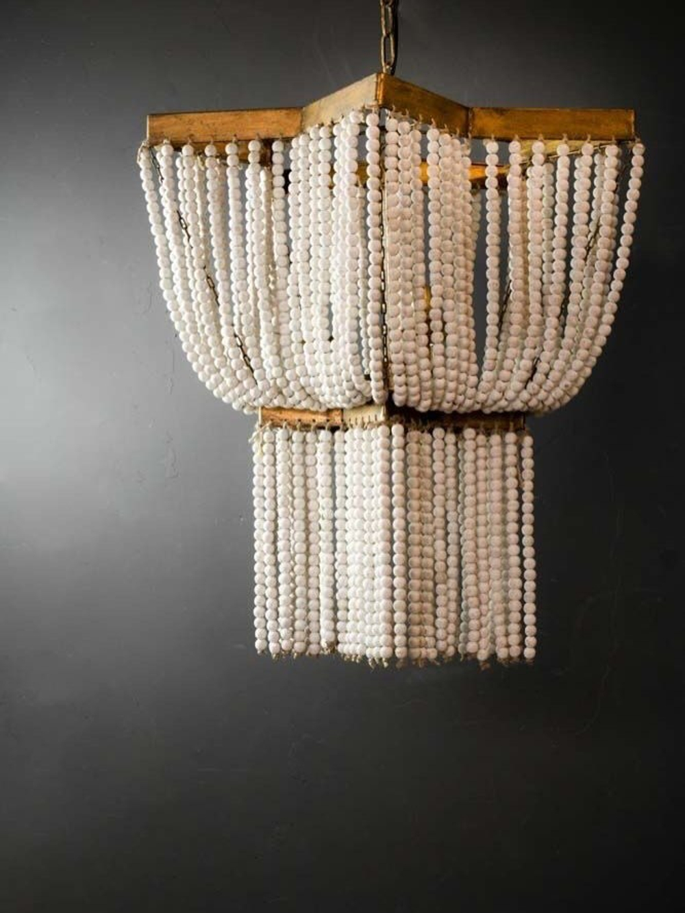 Люстра подвесная из деревянных бусинок