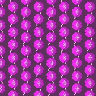 гирлянды из розовых цветов на темном фоне.