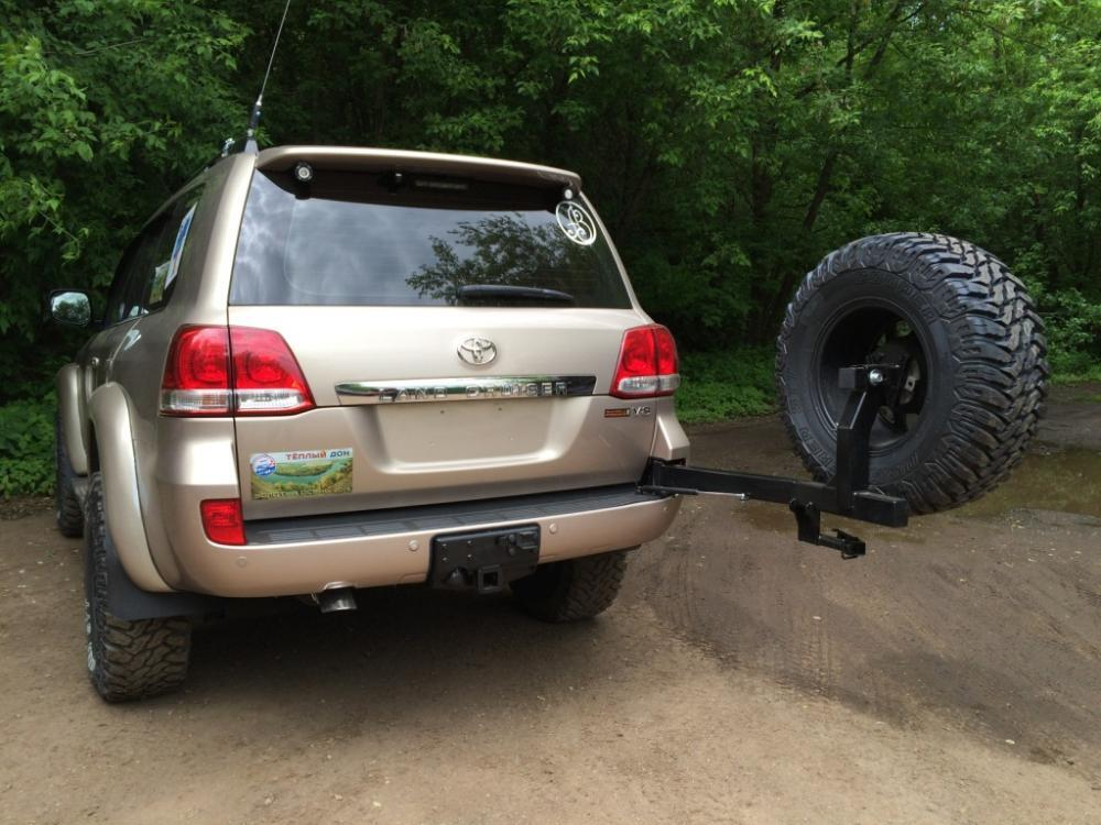 Калитка с квадратом под фаркоп в штатный задний бампер с подсветкой номера Toyota Land Cruiser 200 (2008-2015) (под нештатное колесо) РИФ