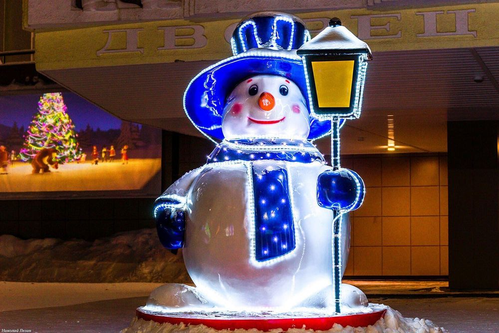 Уличная фигура "Снеговик с фонарем"