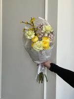 Кулек сборный из кустовых пионовидных роз, диантусов и веток форзиции