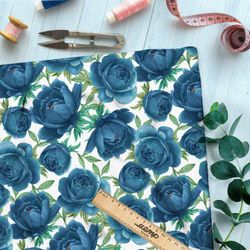 Ткань шифон тёмно-голубые розы на белом фоне