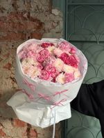 Букет из кустовых пионовидных роз, одноголовой розы, диантусов и хризантемы в розовом оттенке