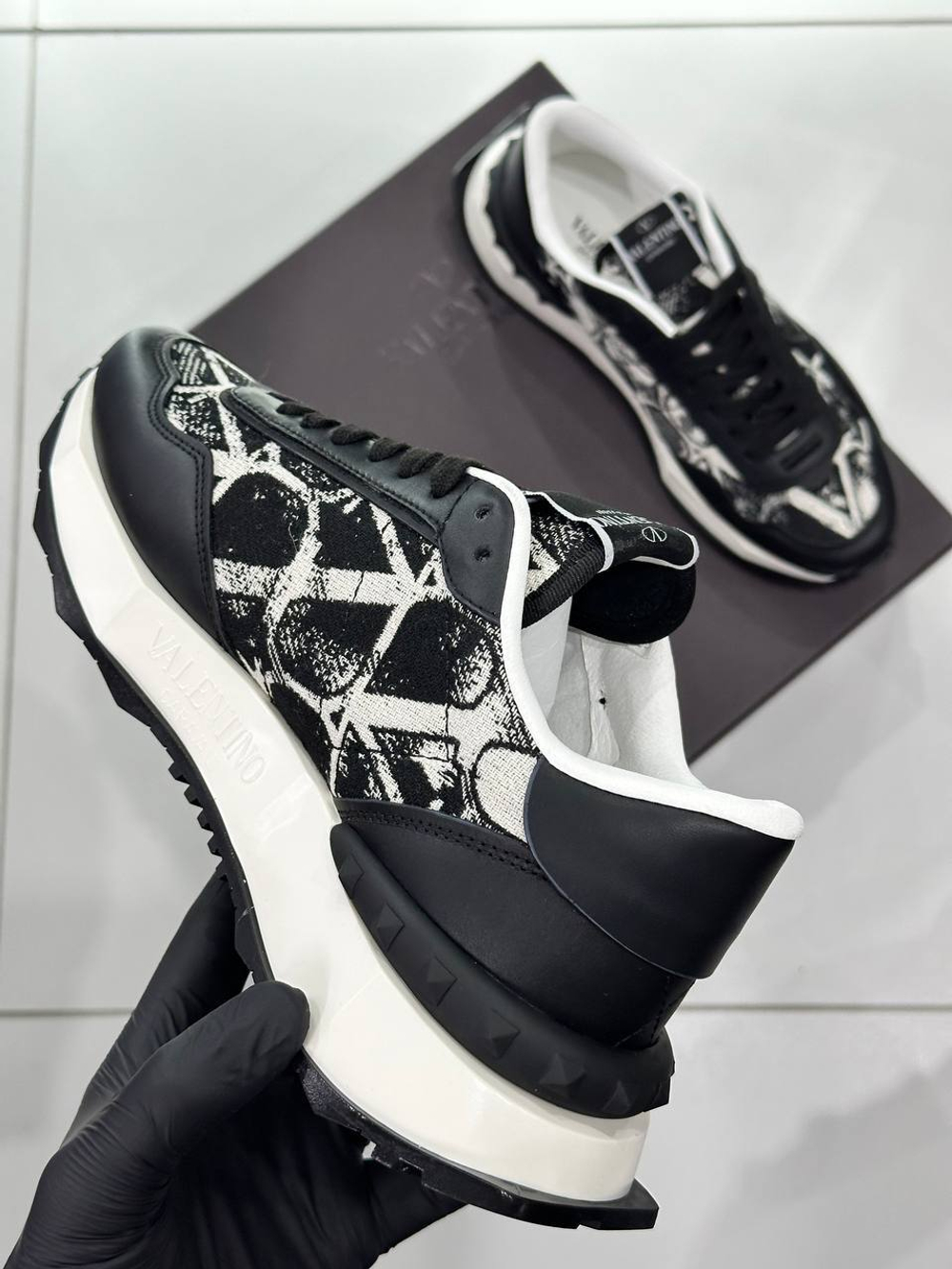 Кроссовки Valentino
