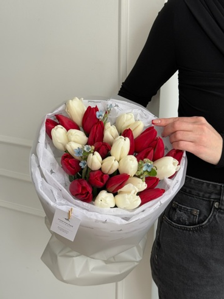 Букет из 31 белых, красных тюльпанов и незабудок - M доступен к заказу с 3.03.2026