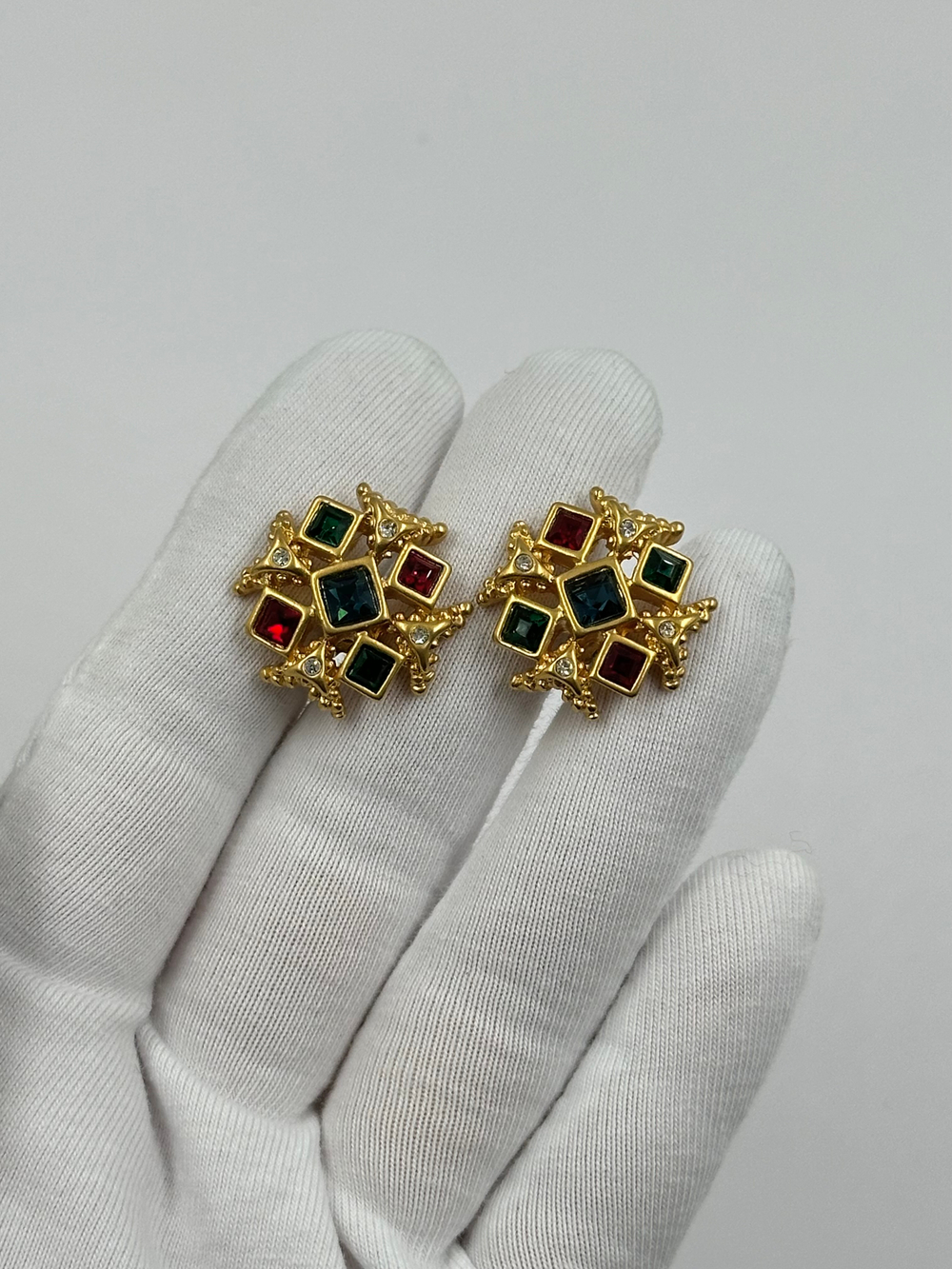 Клипсы с разноцветными кристаллами Avon