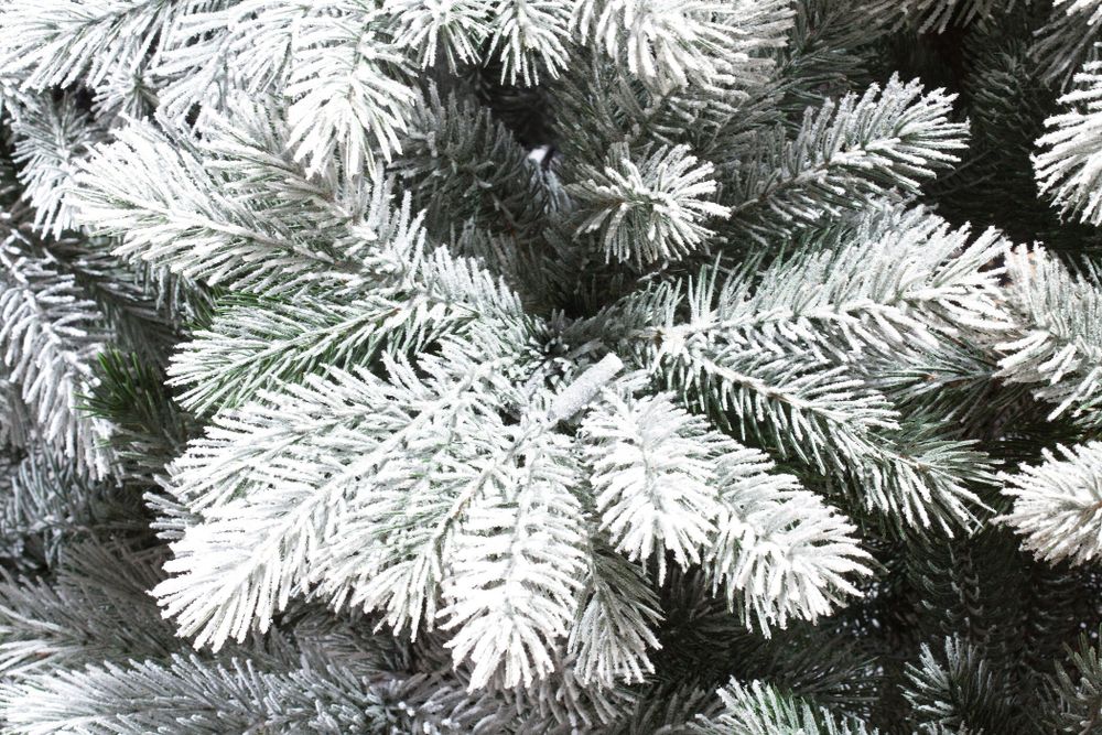 Заснеженная елка с гирляндой встроенной «Летиция» (Литая хвоя) от 1,5 м до 2,7 м