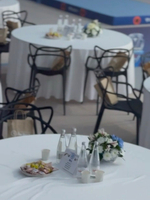 Настольная композиция с цветами в бело-синей гамме