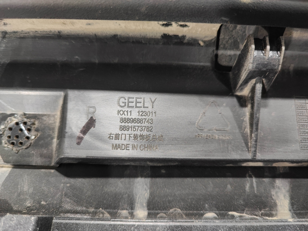 Накладка двери передней правой Geely Monjaro 21-нв Б/У Оригинал 6073136000