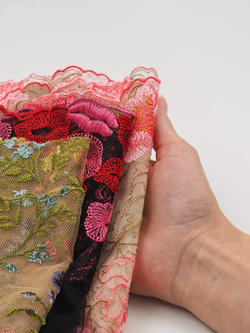 Набор отрезов вышивок на сетке и шантильи