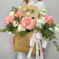 «Цветущий сад» пионовидные розы, ароматная маттиола и нежная эустома в стильной сумке