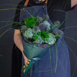 Необычный темный букет с эрингиумом