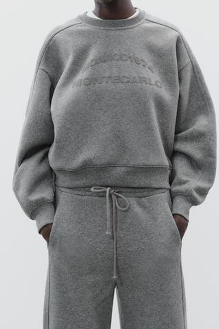 ZARA ТОЛСТОВКА С БЛЕСТЯЩЕЙ ДЕТАЛЬЮ И НАДПИСЬЮ, СЕРЫЙ