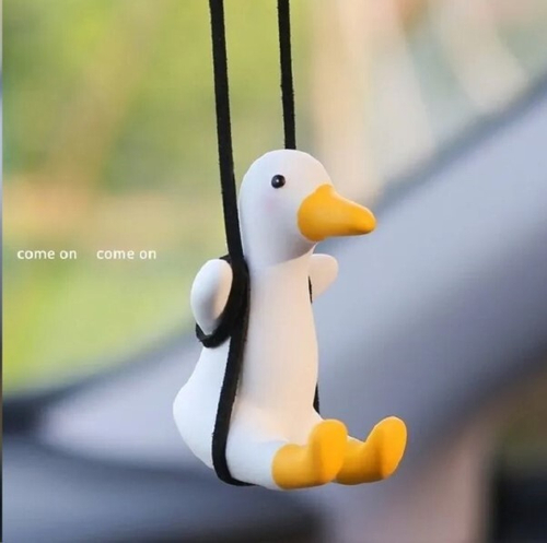 Подвеска на зеркало УТКА НА КАЧЕЛЯХ, 6 см (P.R.C.)