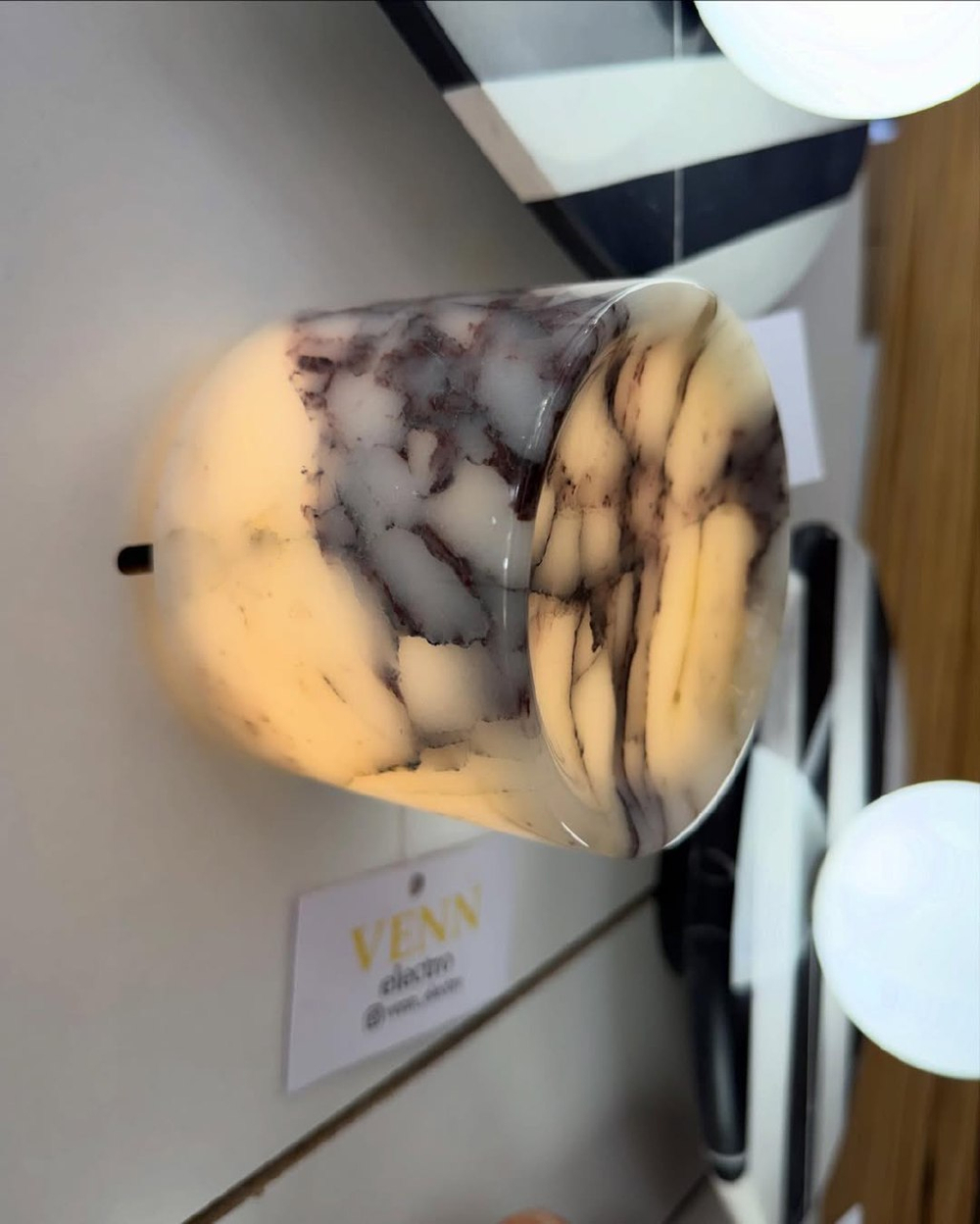 Настенное бра из натурального мрамора, представлено в двух размерах.