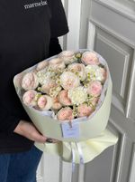 Букет сборный с кустовой пионовидной розой диантусами и ромашкой