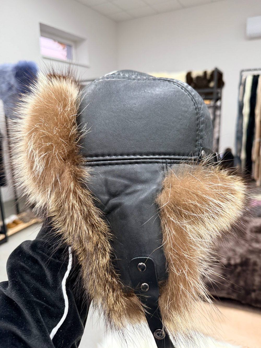 Шапка из натурального меха енота