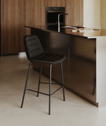 Полубарный стул Zunilda из черной синели и стали с матовой черной отделкой, высота сиденья 65 см.