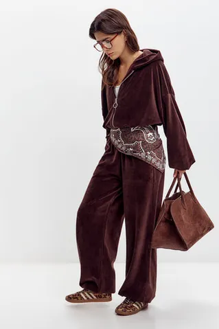 Широкие брюки на резинке из велюровой ткани шоколадного цвета