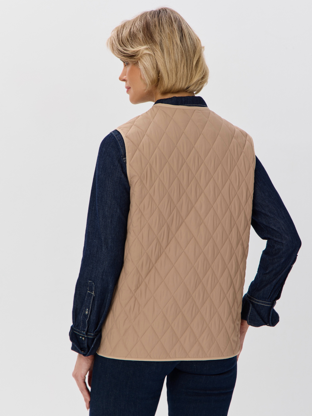 Легкий стеганый жилет с накладными карманами