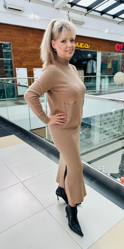 Трикотажный юбочный костюм в цвете карамель