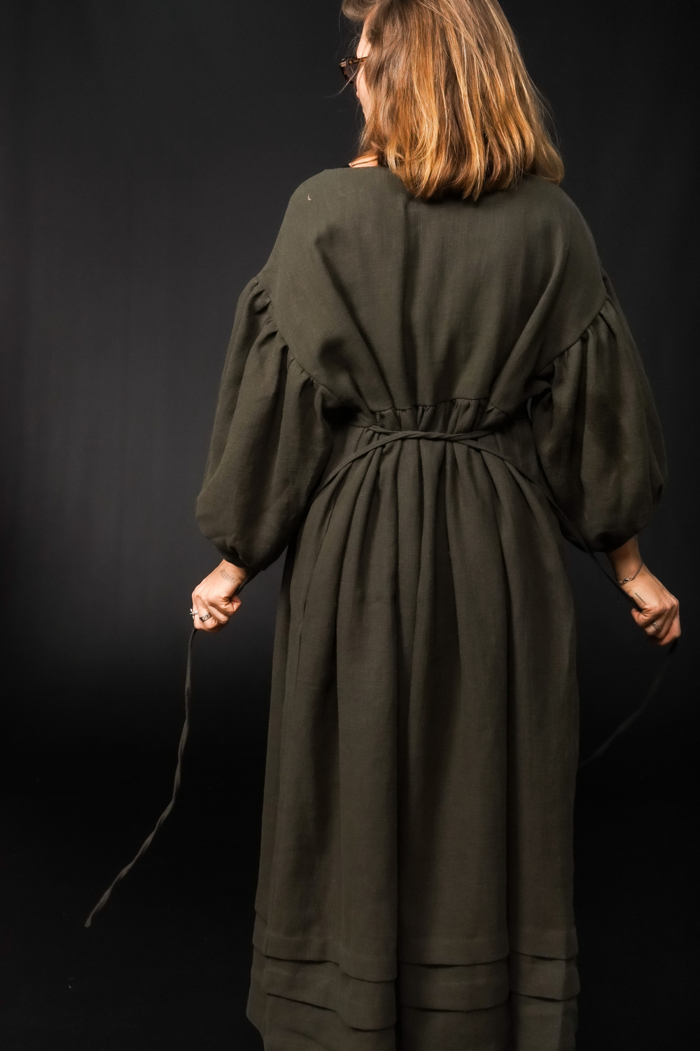 Платье оверсайз с декоративной обработкой на юбке из крапивы цвета хаки