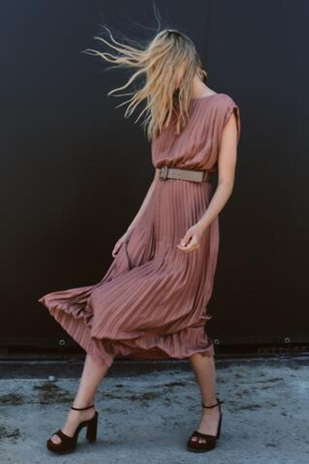 ZARA ПЛАТЬЕ С ПЛИССИРОВКОЙ И ПОЯСОМ, МАРСАЛА