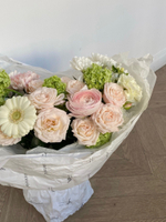 Букет из пионовидной розы, хризантемы, гербер и вибурнума