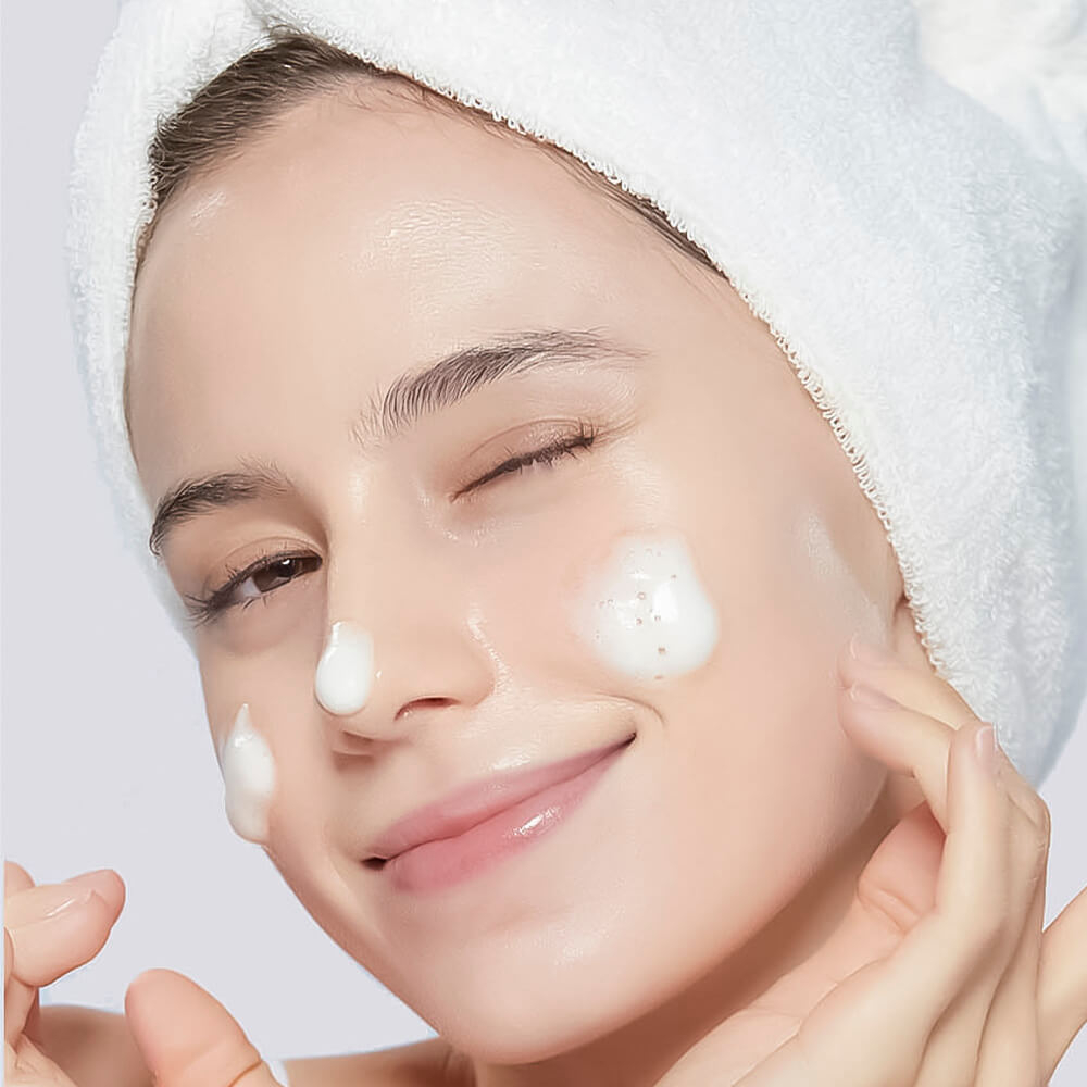 Концентрированная гель-пенка с осветляющим комплексом MEDIPEEL Melanon X Ampoule Cleanser