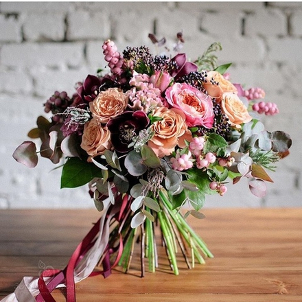 Букет из орхидей, роз и эвкалипта