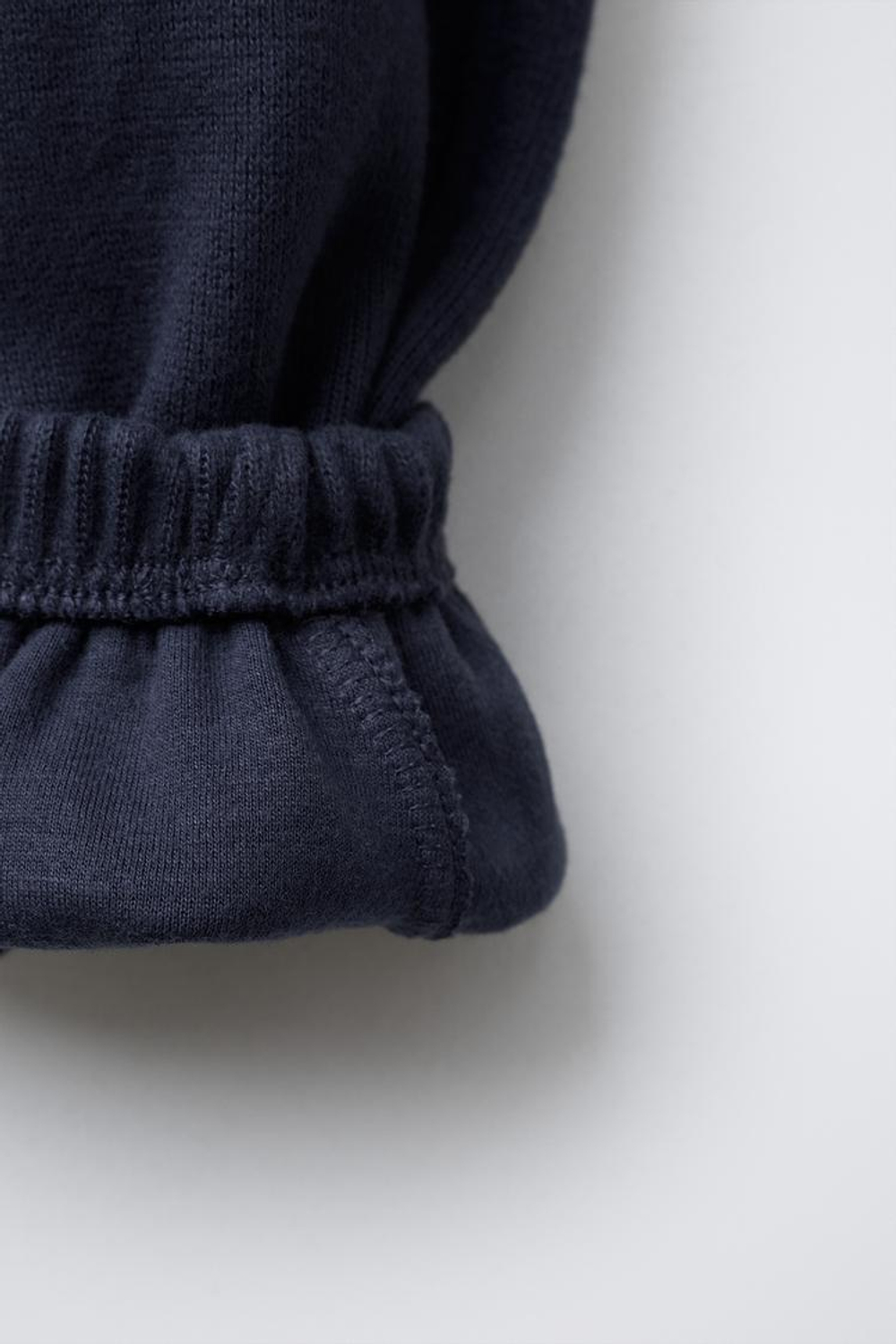 ZARA ОДНОТОННЫЙ КОМПЛЕКТ ИЗ ТОЛСТОВКИ И БРЮК-ДЖОГГЕРОВ, СИНИЙ