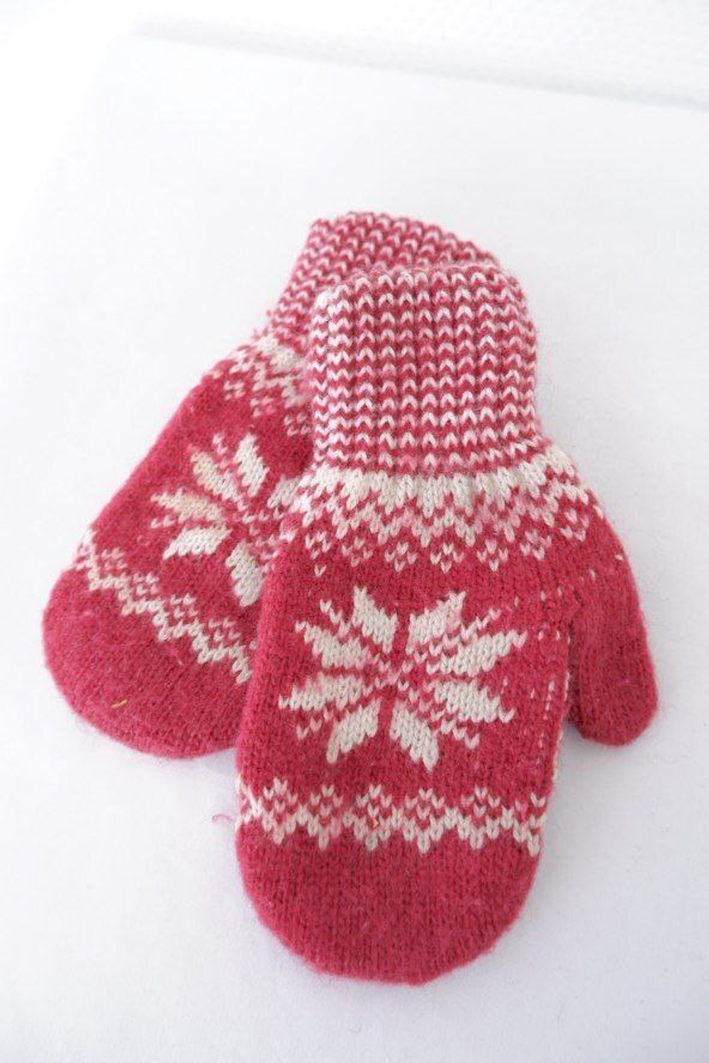 Варежки красные с рисунком