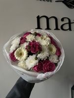 Сборный букет с яркой кустовой розой