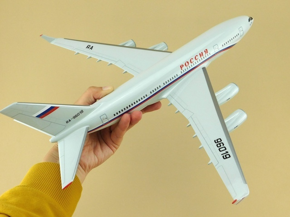 Модель самолета Ил-96-300 (М1:144, СЛО Россия)