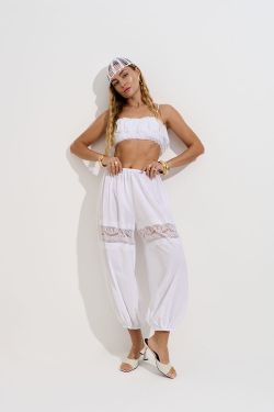 Брюки алладины из жатого хлопка белого цвета с кружевом