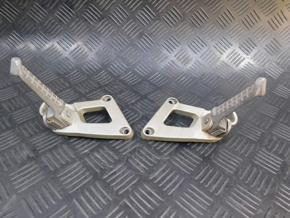 Подножки пассажирские Kawasaki ZZR 400 98 (с кронштейнами) 053085