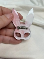 Брошь зайчик из эпоксидной смолы