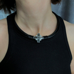 Колье из черной натуральной кожи с кристаллами в оттенке графит. Регулировка длины.