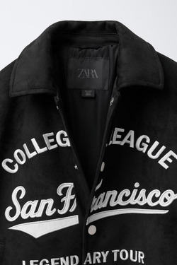 ZARA БОМБЕР ИЗ ИСКУССТВЕННОЙ ЗАМШИ С ВЫШИТЫМ ТЕКСТОМ, ЧЕРНЫЙ