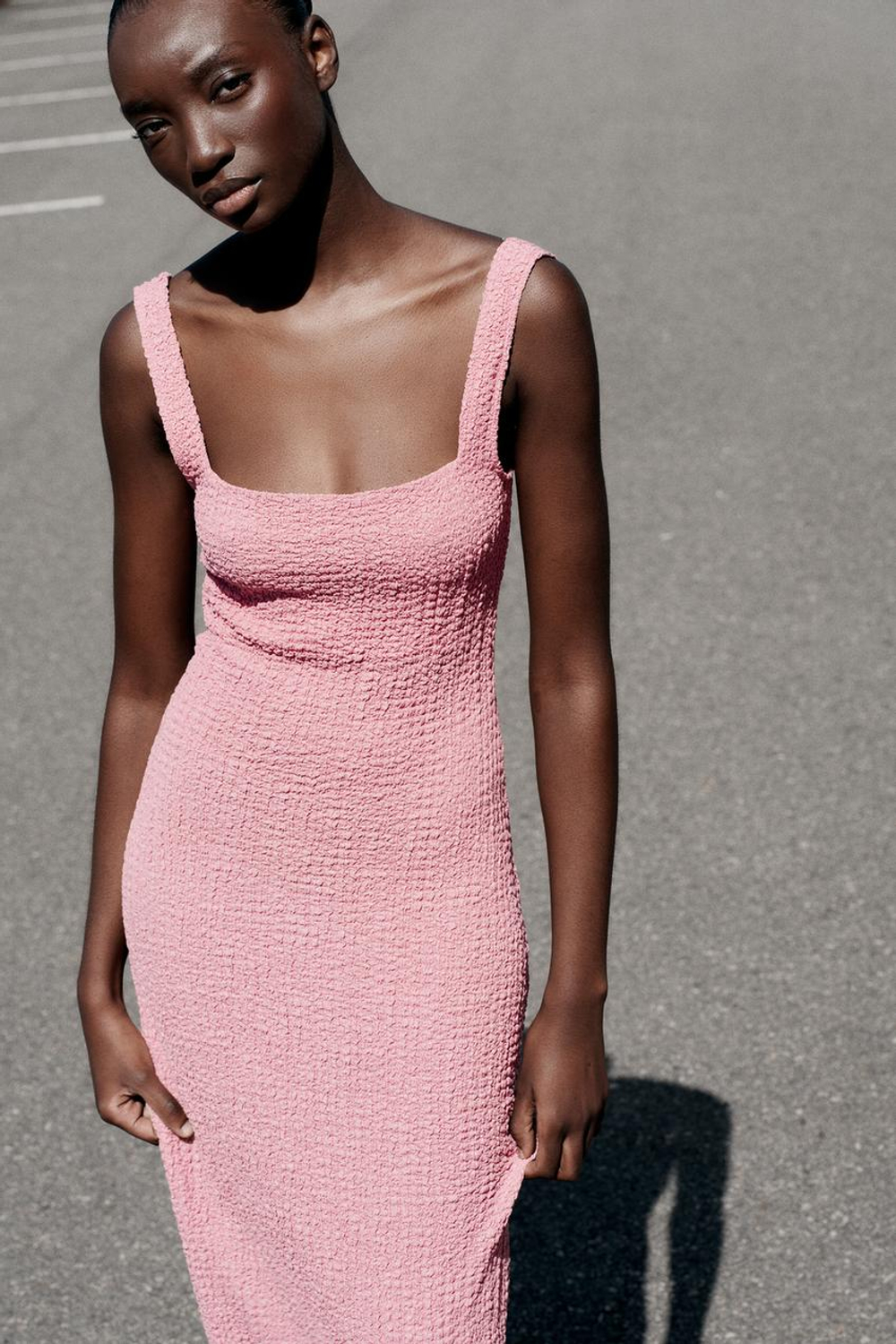 ZARA ПЛАТЬЕ МИДИ ИЗ РЕЛЬЕФНОЙ ТКАНИ, ЦВЕТ РОЗОВОГО ДЕРЕВА