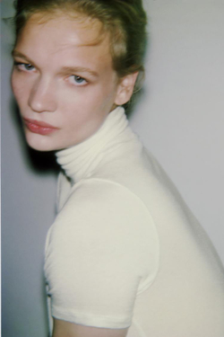 ZARA ФУТБОЛКА АСИММЕТРИЧНОГО КРОЯ С ВЫСОКИМ ВОРОТНИКОМ, БЕЛЫЙ