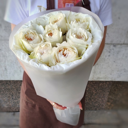 Букет из 7 ароматных пионовидных роз сорта "Purity"