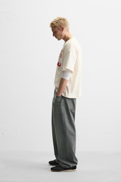 ZARA ТОЛСТОВКА ИЗ РЕЛЬЕФНОЙ ТКАНИ С НАДПИСЬЮ, ЭКРЮ