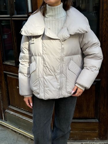 Короткий серый пуховик с мехом енота