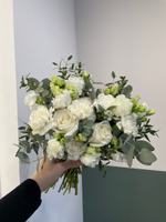 Свадебный букет из одноголовых роз, диантусов, лизиантуса и эвкалипта