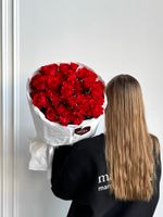 Моно букет из кустовых роз в красном оттенке 15 шт