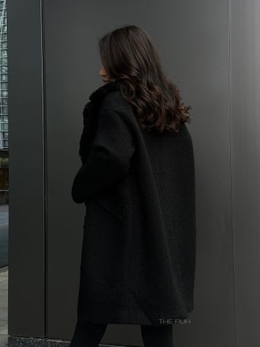 Пальто женское утепленное черного цвета