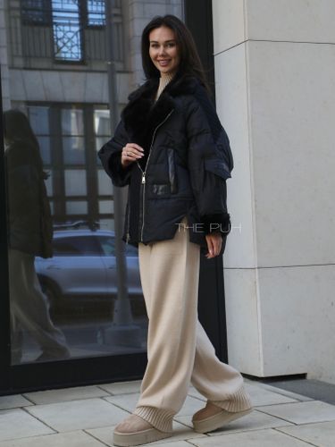 Черный пуховик с вязаными вставками и отделкой из меха